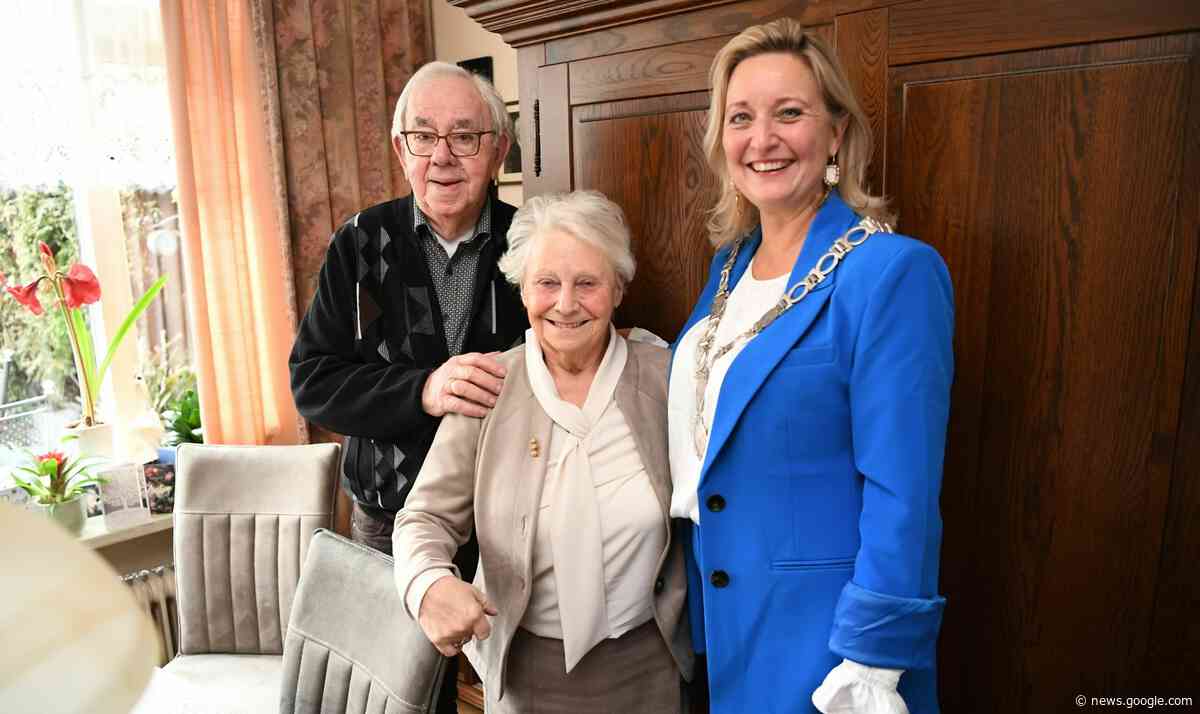 Burgemeester Sacha Ausems feliciteert diamanten bruidspaar ... - Waalwijk.nieuws.nl