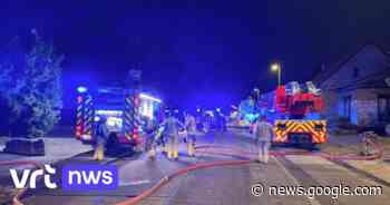 Loods met auto's uitgebrand in Lummen - VRT.be