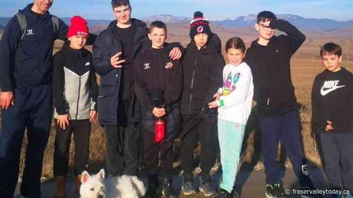 Hockey team of preteen Ukrainian refugees heads to tournament in Quebec City