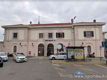 Tentano di rubargli la felpa, 14enne spinto sui binari. Fermati due minorenni