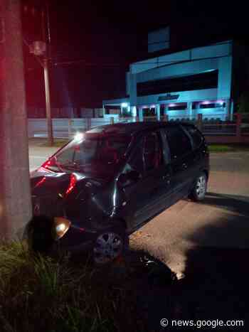 Carro colide em poste, em Timbó - Jornal de Pomerode