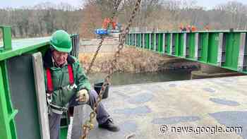 Erste Platte drin: In Damm bei Parchim wächst eine Behelfsbrücke - svz – Schweriner Volkszeitung