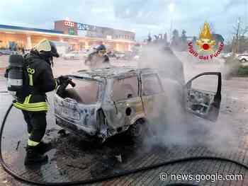 Sinalunga: vigili del fuoco spengono incendio di un'auto. Nessuna ... - Centritalia News
