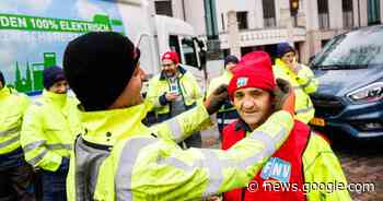 Tilburgse ambtenaren leggen werk een uurtje neer voor meer loon ... - Eindhovens Dagblad