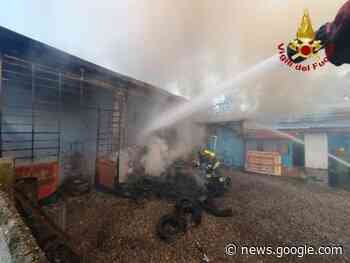 LISSONE, IN FIAMME UN’AUTOFFICINA DI 1.000 MQ - Vigilfuoco.Tv