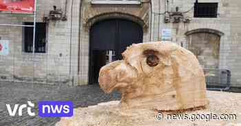 BEKIJK - Kettingzaagkunstenaar tovert kerstboom op Grote Markt in ... - VRT.be