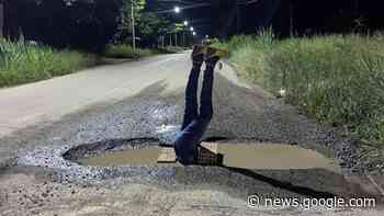 Manequim dentro de buraco em rodovia chama atenção em Aracruz - A Gazeta ES