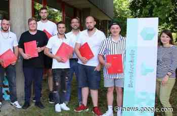 Absolventen erhielten Zeugnisse - Fränkische Nachrichten