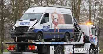 Bestelwagen rijdt achteraan in op vrachtwagen aan verkeerslichten - Het Laatste Nieuws