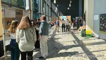 Kostenlose Binden, sanierter Sportplatz, neues Hallenbad: Schüler ... - Schwäbische