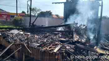 Casa é completamente destruída por incêndio em Capivari de Baixo - Portal Litoral Sul