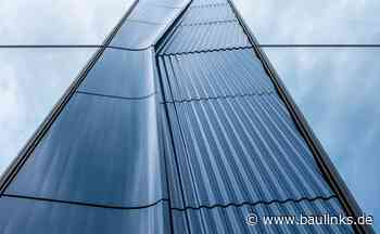 „The 105“ in Boston: Fassadenskulptur in Blau aus Keramik und Glas