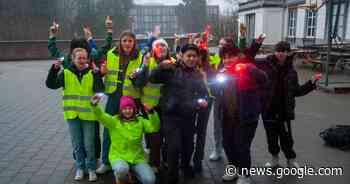 Leerlingen Sint-Jozef organiseren verkeersacties en delen lichtjes uit - Het Laatste Nieuws