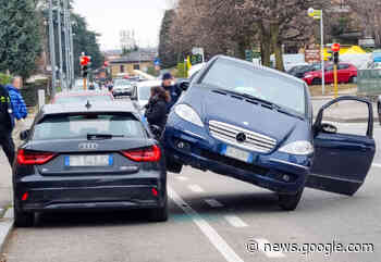 Giussano: finisce sopra un'auto in sosta - Il Cittadino di Monza e Brianza