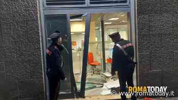 La banda della spaccata è scatenata: ladri in fuga con la cassaforte dell'agenzia prestiti