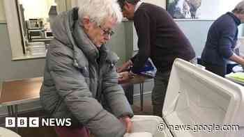 Meals on wheels service in Cornwall struggles for volunteers - BBC