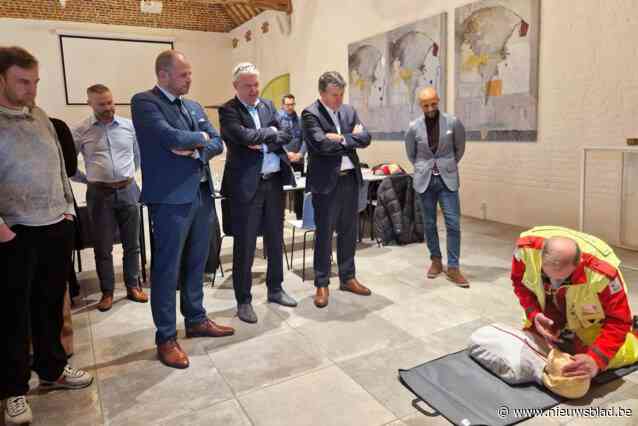 Minister Bart Somers zo enthousiast over vrijwilligerskorps dat hij het in heel Vlaanderen wil promoten: “Je creëert meer betrokkenheid”