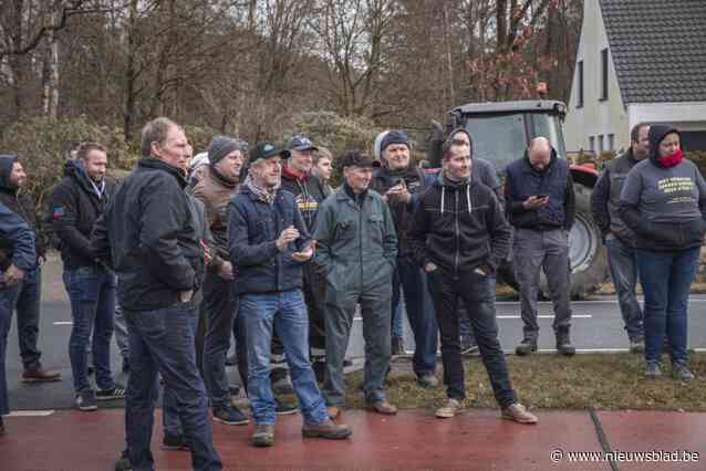 “C4 voor Demir”: fors maar vlot georganiseerd boerenprotest aan Dennenhof in Brasschaat