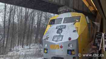 Transport minister didn't speak to Via Rail during holiday travel chaos