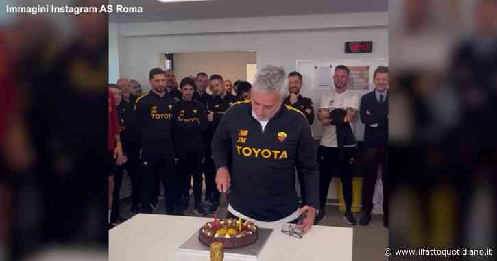Mourinho compie 60 anni: torta e brindisi negli spogliatoi di Trigoria con la Roma – Video