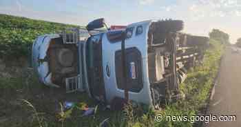 Carreta-cegonha tomba na BR-282 em Faxinal dos Guedes - Tele Notícias