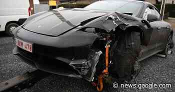 KIJK. Bestuurder botst met elektrische Porsche tegen verkeerslicht ... - Het Laatste Nieuws