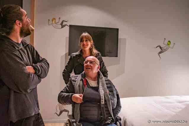 Dochter maakt droom van Rikky (67) waar met nieuw kunstenhotel: “Je slaapt hier tussen Dali, Big Bill en Stella Artois”