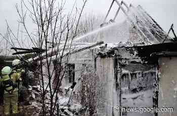 FW Lehrte: Feuerwehr Lehrte bekämpft Gebäudefeuer unter schwierigen Bedingungen - Presseportal.de