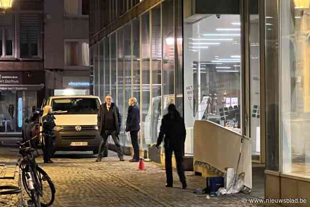 Molotovcocktails naar stadhuis en gerechtsgebouw gegooid in Mechelen, burgemeester reageert: “We zullen de daders vatten”
