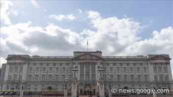 British protesters attach 'polling station sign' to Buckingham Palace's ... - Anadolu Agency