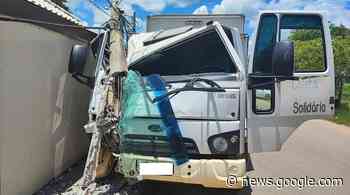 Caminhão derruba poste em Itaperuna - O Diário do Noroeste