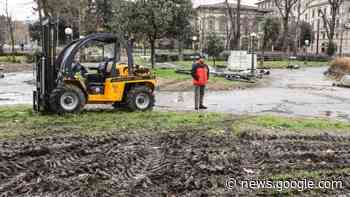 Scempio alla Fortezza. I camion in azione si mangiano il prato - LA NAZIONE