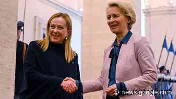 Giorgia Meloni veste made in Prato: "Il nostro poncho per la premier" - LA NAZIONE