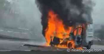 Bestelwagen brandt uit na ongeval met drie voertuigen - Het Laatste Nieuws