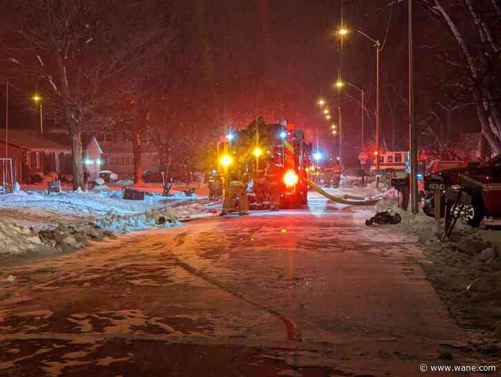 Firefighter hurt battling house fire in southeast Fort Wayne