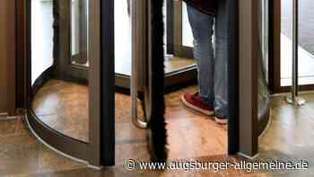 Feuerwehreinsatz am Rastplatz Seligweiler: Kind bleibt in Drehtür stecken