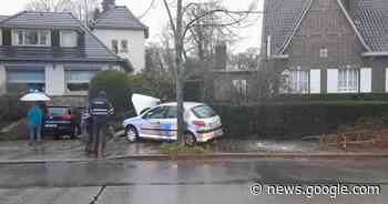 Auto wijkt af van de baan en knalt tegen boom: bestuurder ... - Het Laatste Nieuws