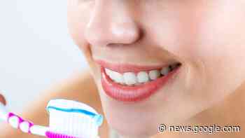 Verfärbte Zähne: Zahnarzt verrät, was sie wieder weiß macht - 24vita.de