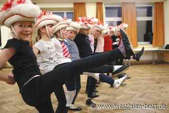 Kinder der Rot-Weißen-Garde tanzen im Karneval in Bad Driburg