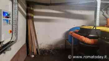 Nelle case del comune di Ostia si lavora per liberare i garage dai liquami