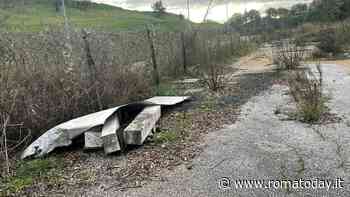 Un parcheggio quasi pronto e poi abbandonato, ora è una discarica abusiva a cielo aperto