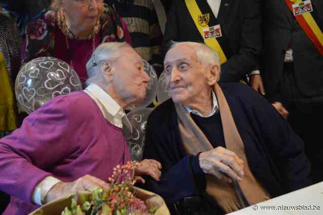Joanna (102) en Cyriel (101) hernieuwen na 75 jaar nog een keer hun huwelijksbelofte: “Liefde voor mijn bevallig vrouwke is oeverloos”