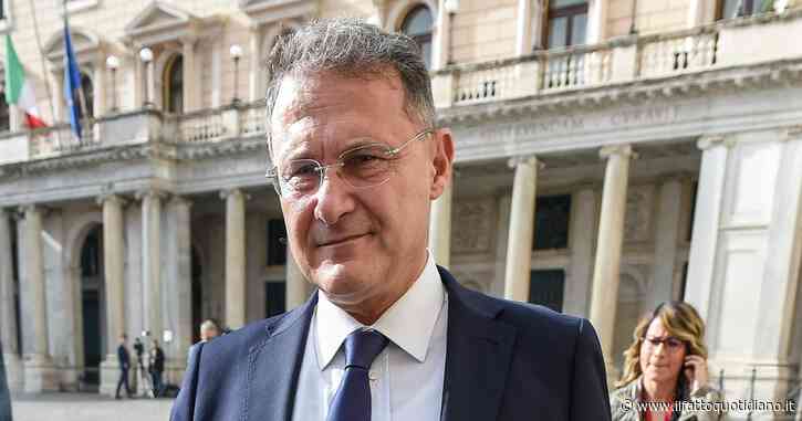 Cirielli (FdI) propone una stretta contro atti osceni e nudità in luogo pubblico: “Ripristinare il carcere fino a tre anni”