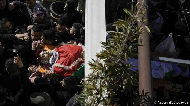 Medics say gunman wounds 10 in Jerusalem before being slain