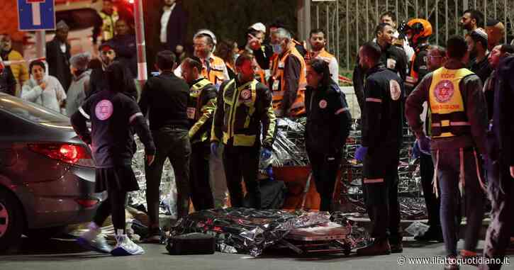 Gerusalemme, 7 morti in un attacco vicino a una sinagoga: ucciso l’assalitore. Hamas e Jihad rivendicano: “È la vendetta per Jenin”