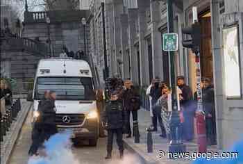 Politiemensen voeren actie aan nieuwjaarsreceptie Open VLD - BRUZZ