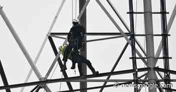 Man bevrijd uit elektriciteitsmast op 50 meter hoogte | Lint | hln.be - Het Laatste Nieuws