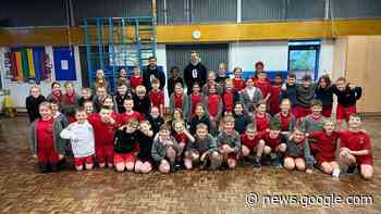 Hedges and Pickering pay visit to Feniscowles Primary! - Blackburn rovers