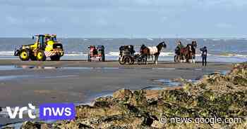 Koets raakt vast op strand van Koksijde, ruiters tot borst in water ... - VRT.be