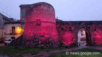 MELFI: PORTA VENOSINA ILLUMINATA DI ROSA - Cronache TV